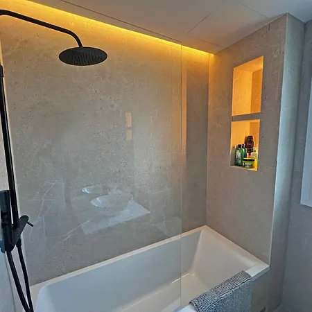 Serenity - Contemporary 2 Bedroom Apartment *
