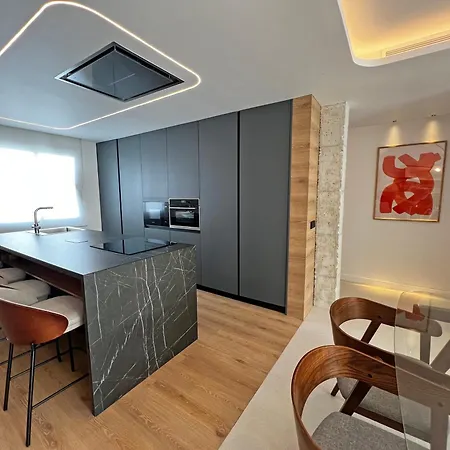 Serenity - Contemporary 2 Bedroom Apartment *